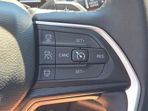 Used 2023 Jeep Grand Cherokee Laredo AWD/4WD image 29