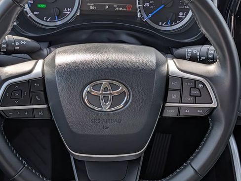 Certified 2025 Toyota Highlander XLE AWD/4WD image 13