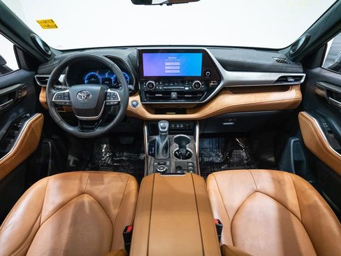 Used 2023 Toyota Highlander Platinum image 14