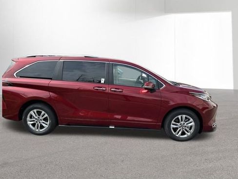 Used 2026 Toyota Sienna Limited FWD image 7