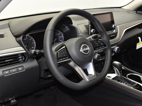 Used 2025 Nissan Altima 2.5 SR FWD image 16