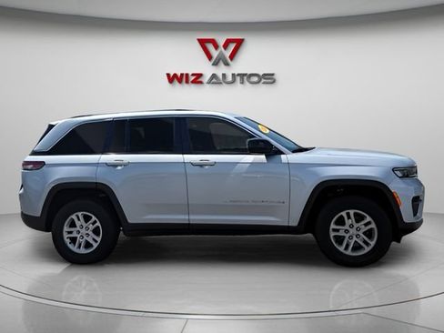 Used 2022 Jeep Grand Cherokee Laredo w/ Luxury Tech Group I AWD/4WD image 6