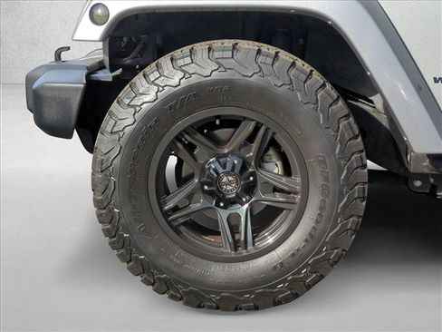 Used 2015 Jeep Wrangler Unlimited Sahara image 12