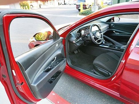 Certified 2025 Hyundai Elantra SEL image 35