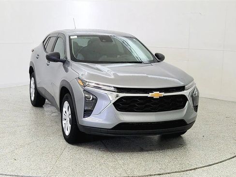 Used 2025 Chevrolet Trax LS w/ Driver Confidence Package FWD image 2