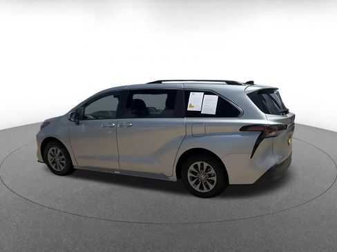 Used 2025 Toyota Sienna XLE FWD image 8