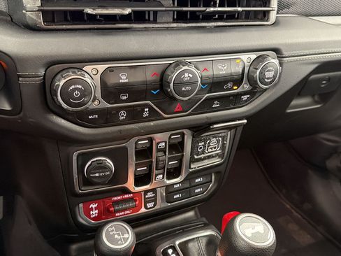 Used 2025 Jeep Wrangler Unlimited Rubicon AWD/4WD image 19