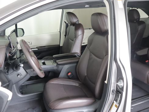 Used 2024 Toyota Sienna Platinum AWD/4WD image 9