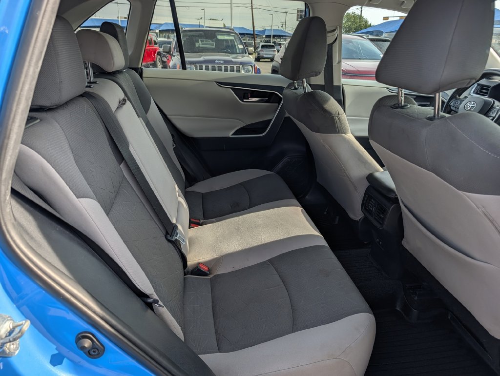 Used 2021 Toyota RAV4 XLE w/ Convenience Package FWD image 31