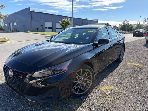 Used 2024 Nissan Altima 2.0 SR FWD image 1