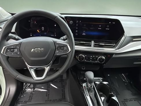 Used 2026 Chevrolet Trax ACTIV w/ Sunroof Package FWD image 9