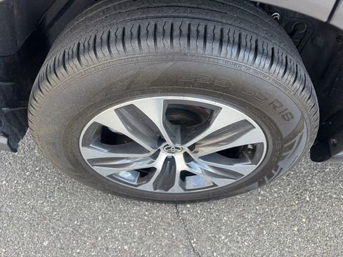 Used 2024 Toyota Highlander XLE image 18