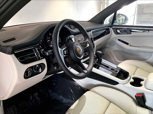 New 2026 Porsche Macan image 4