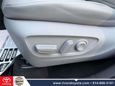 Used 2023 Toyota Highlander XLE image 12