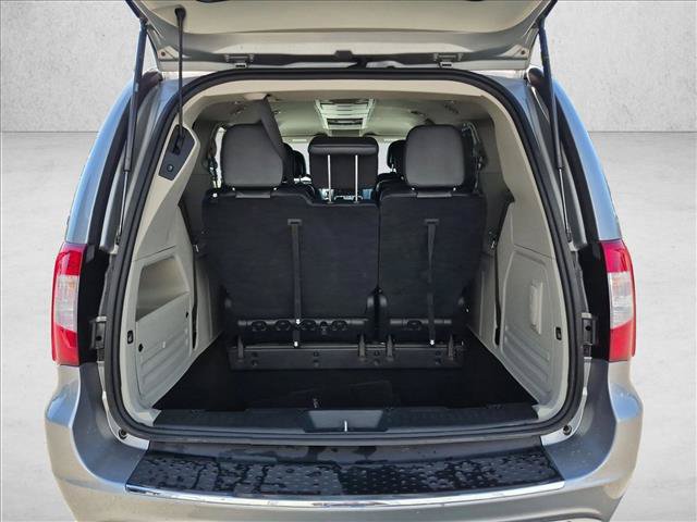 Used 2014 Chrysler Town & Country Touring-L w/ Driver Convenience Group FWD image 6
