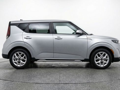 Used 2025 Kia Soul LX w/ LX Technology Package image 11