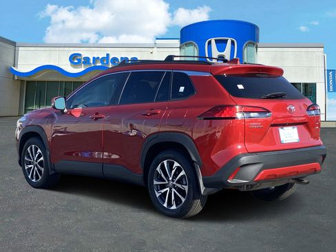 Used 2024 Toyota Corolla Cross XLE image 4