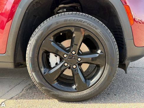 Certified 2023 Jeep Grand Cherokee Limited w/ Black Appearance Package AWD/4WD image 10