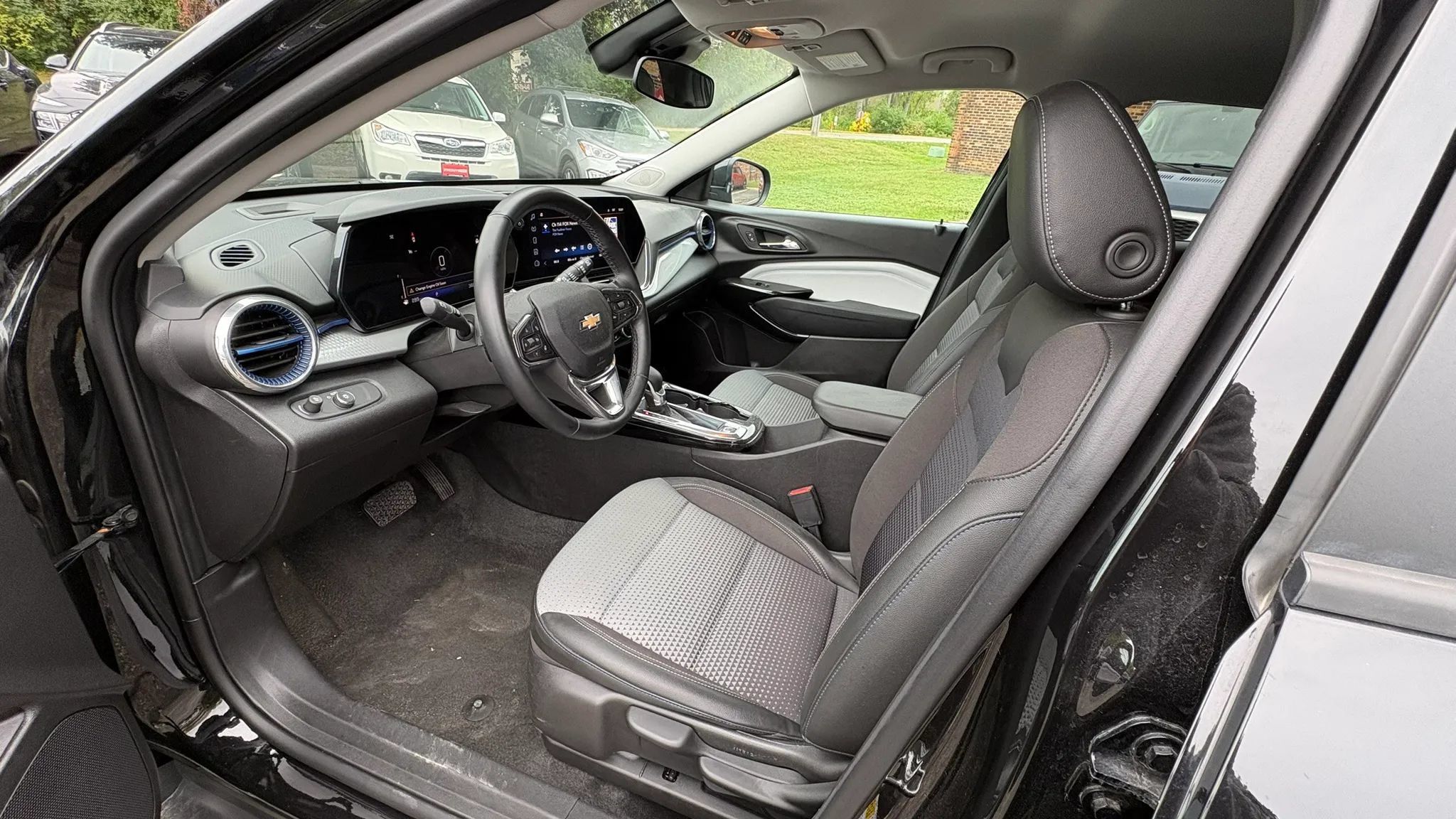 Used 2025 Chevrolet Trax LT w/ LT Convenience Package FWD image 20