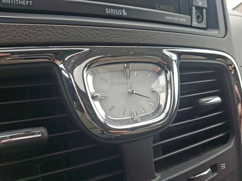 Used 2016 Chrysler Town & Country Touring-L FWD image 23