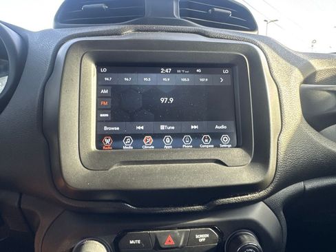 Used 2020 Jeep Renegade Latitude FWD image 40