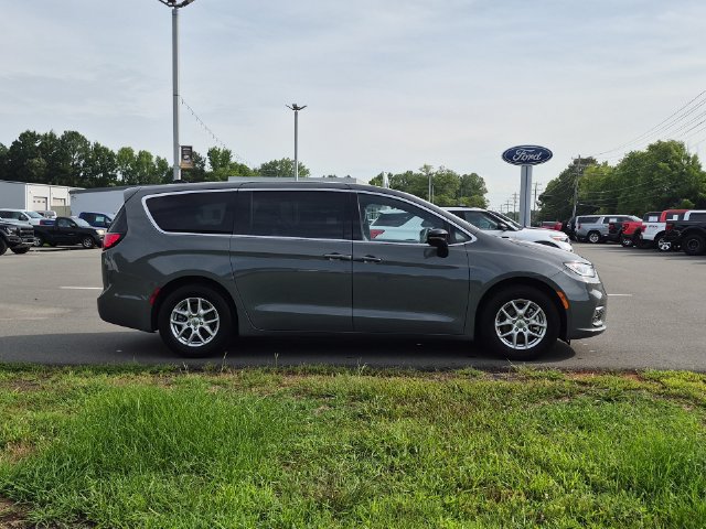 Used 2025 Chrysler Pacifica Select FWD image 14