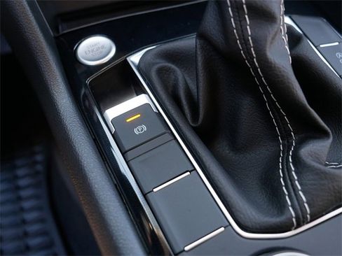 Certified 2025 Volkswagen Taos SE image 32