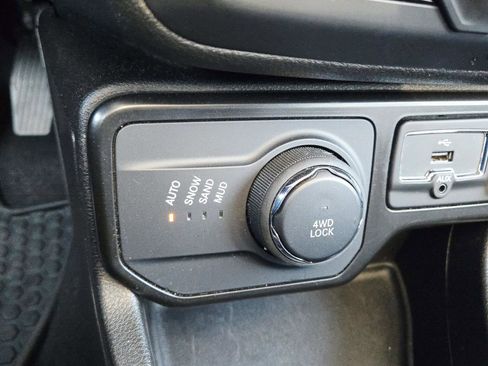 Used 2023 Jeep Renegade Latitude w/ Sun & Fun Group image 32