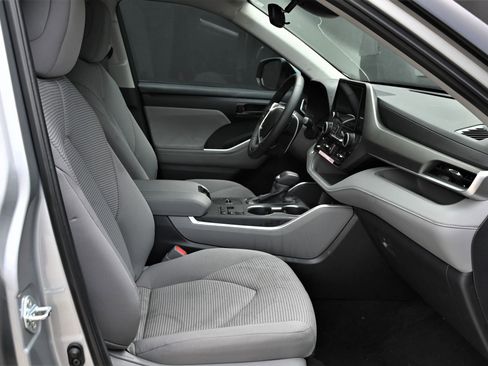 Used 2025 Toyota Highlander LE image 16