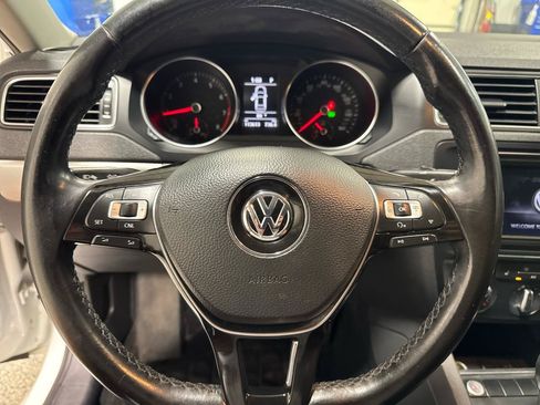Used 2017 Volkswagen Jetta SE FWD image 18