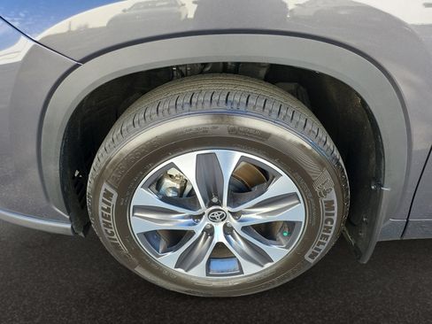 Used 2025 Toyota Highlander XLE FWD image 40
