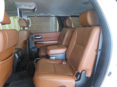 Used 2017 Toyota Sequoia Platinum RWD image 20
