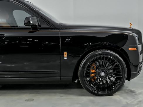 Used 2022 Rolls-Royce Cullinan w/ Dark Exterior Package image 15