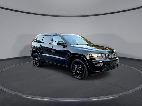 Used 2020 Jeep Grand Cherokee Altitude image 2