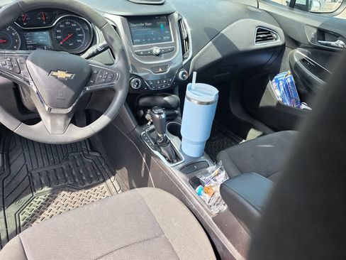 Used 2017 Chevrolet Cruze LT w/ Convenience Package FWD image 5