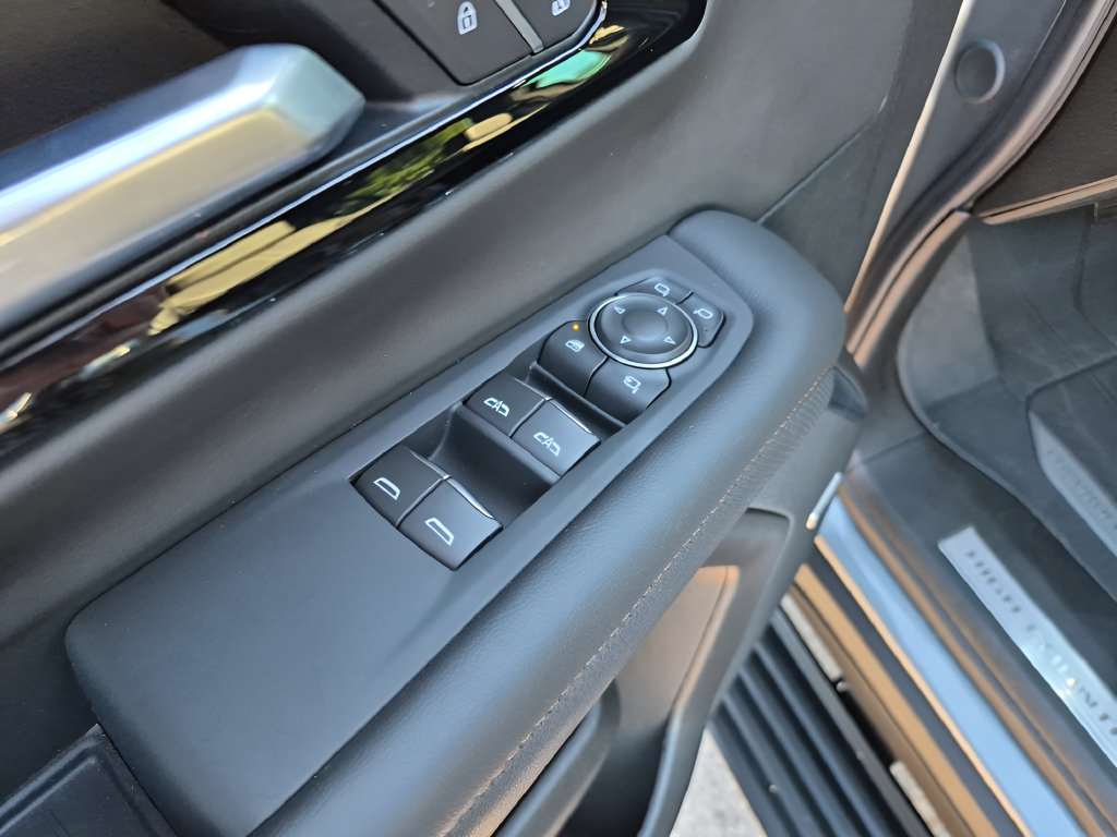 Used 2025 Chevrolet Tahoe High Country RWD image 17