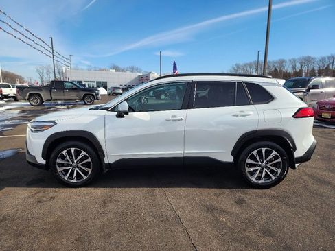 Used 2022 Toyota Corolla Cross XLE image 4