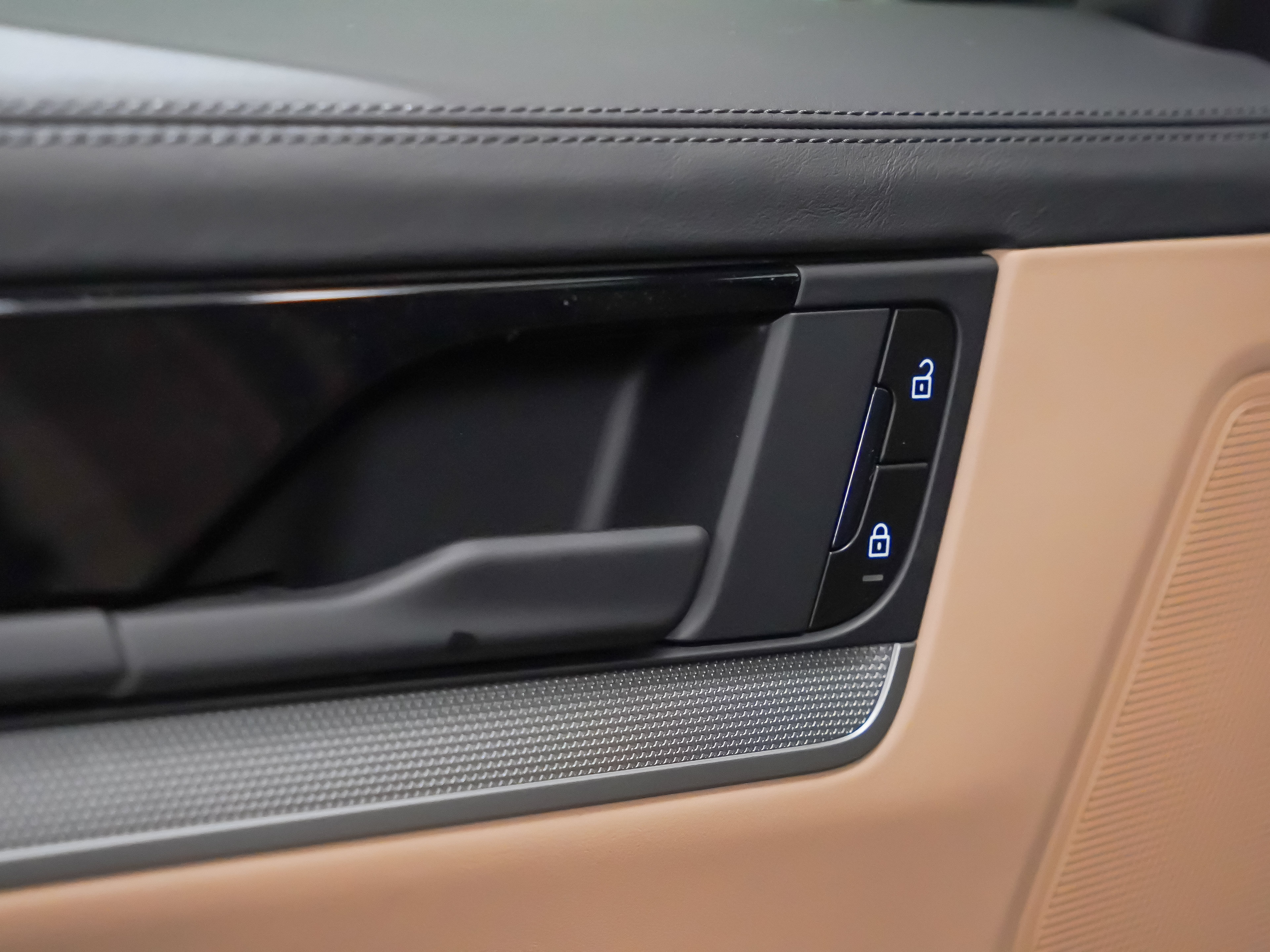 Certified 2026 Porsche Cayenne E-Hybrid Coupe AWD/4WD image 13