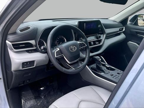 Used 2023 Toyota Highlander XLE AWD/4WD image 16