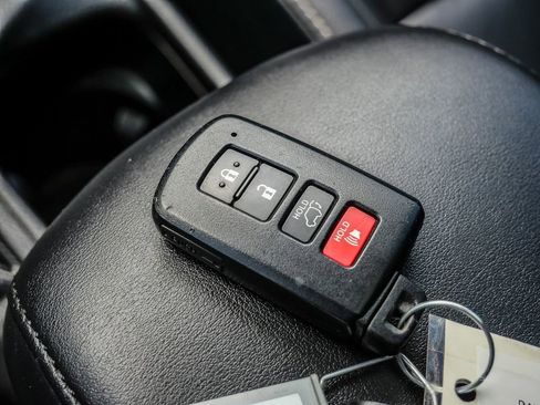 Used 2018 Toyota RAV4 Limited FWD image 35