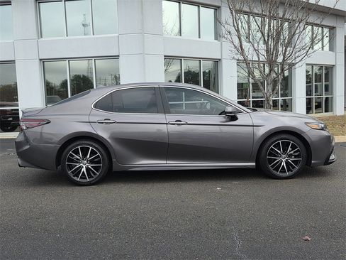 Used 2024 Toyota Camry SE image 3