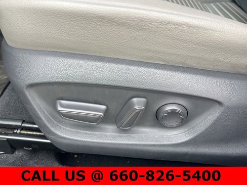 Used 2018 Toyota Camry SE image 12