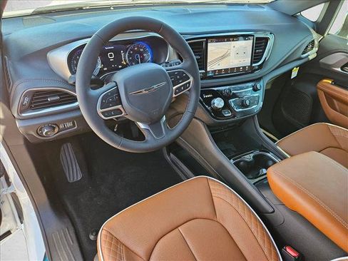 New 2026 Chrysler Pacifica Pinnacle FWD image 3