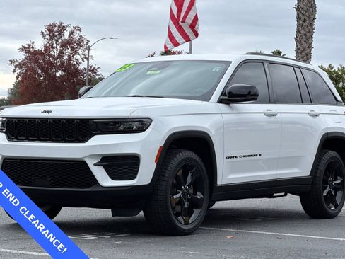 Used 2023 Jeep Grand Cherokee Altitude image 9