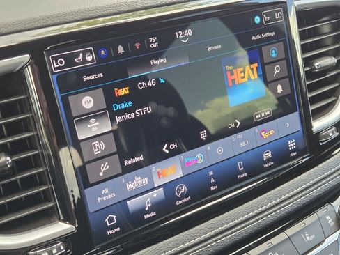 Used 2025 Chrysler Pacifica Limited FWD image 22