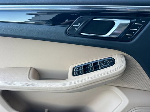 Used 2025 Porsche Macan image 12