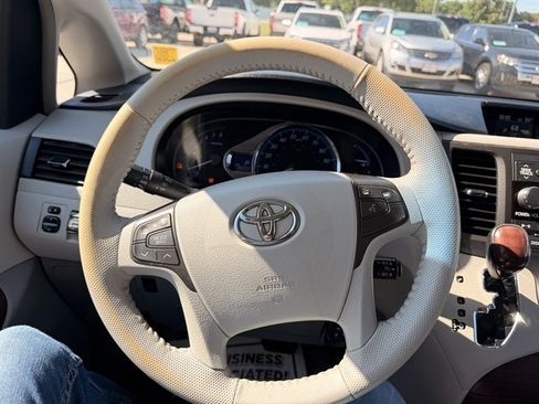 Used 2013 Toyota Sienna XLE FWD image 11