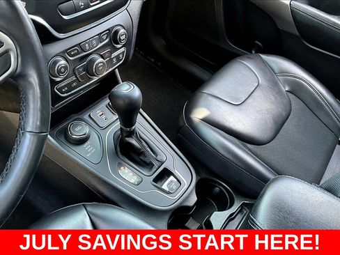 Used 2021 Jeep Cherokee Latitude Plus AWD/4WD image 23