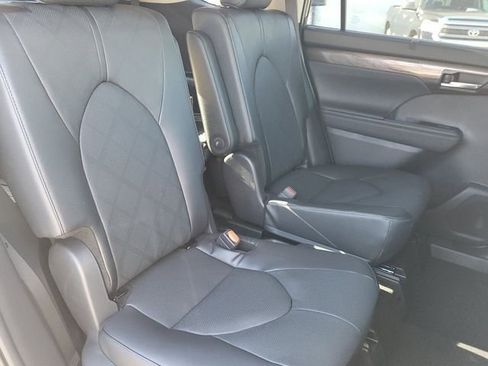 New 2026 Toyota Highlander Platinum image 20