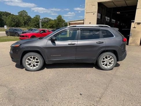 Used 2018 Jeep Cherokee Latitude w/ Cold Weather Group AWD/4WD image 2